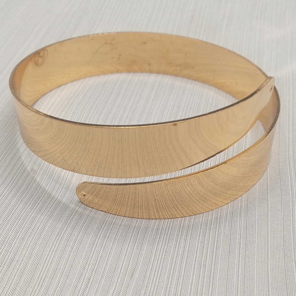 Elegant Gold-Tone Women's Bracelet